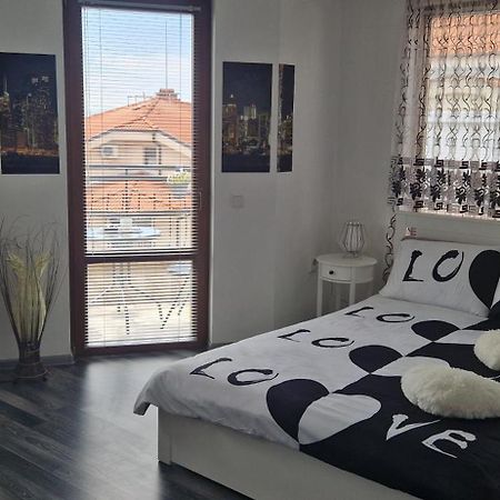 Black And White Apartment Karlovo Esterno foto