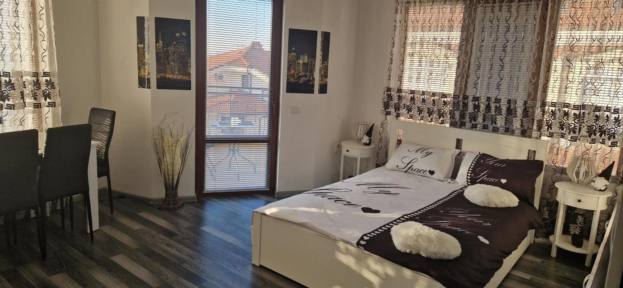 Black And White Apartment Karlovo Esterno foto