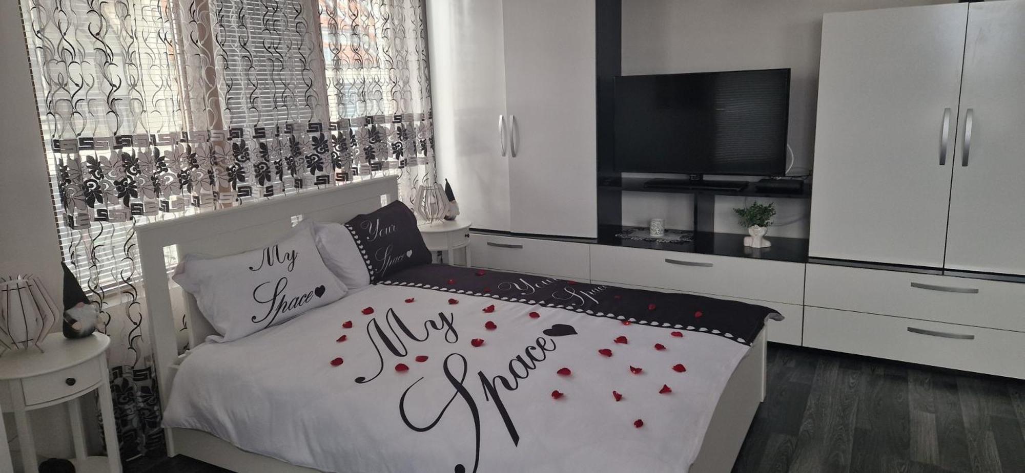 Black And White Apartment Karlovo Esterno foto