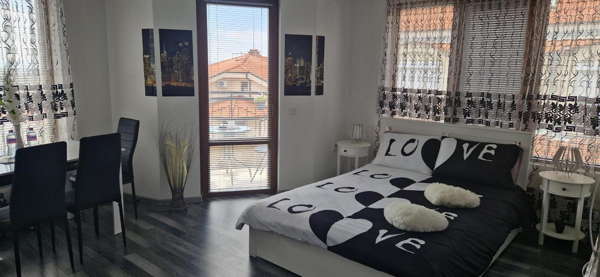 Black And White Apartment Karlovo Esterno foto
